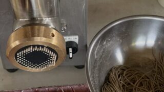 蕎麦粉100%の押し出し機登場、蕎麦打ちが誰でも簡単にできます